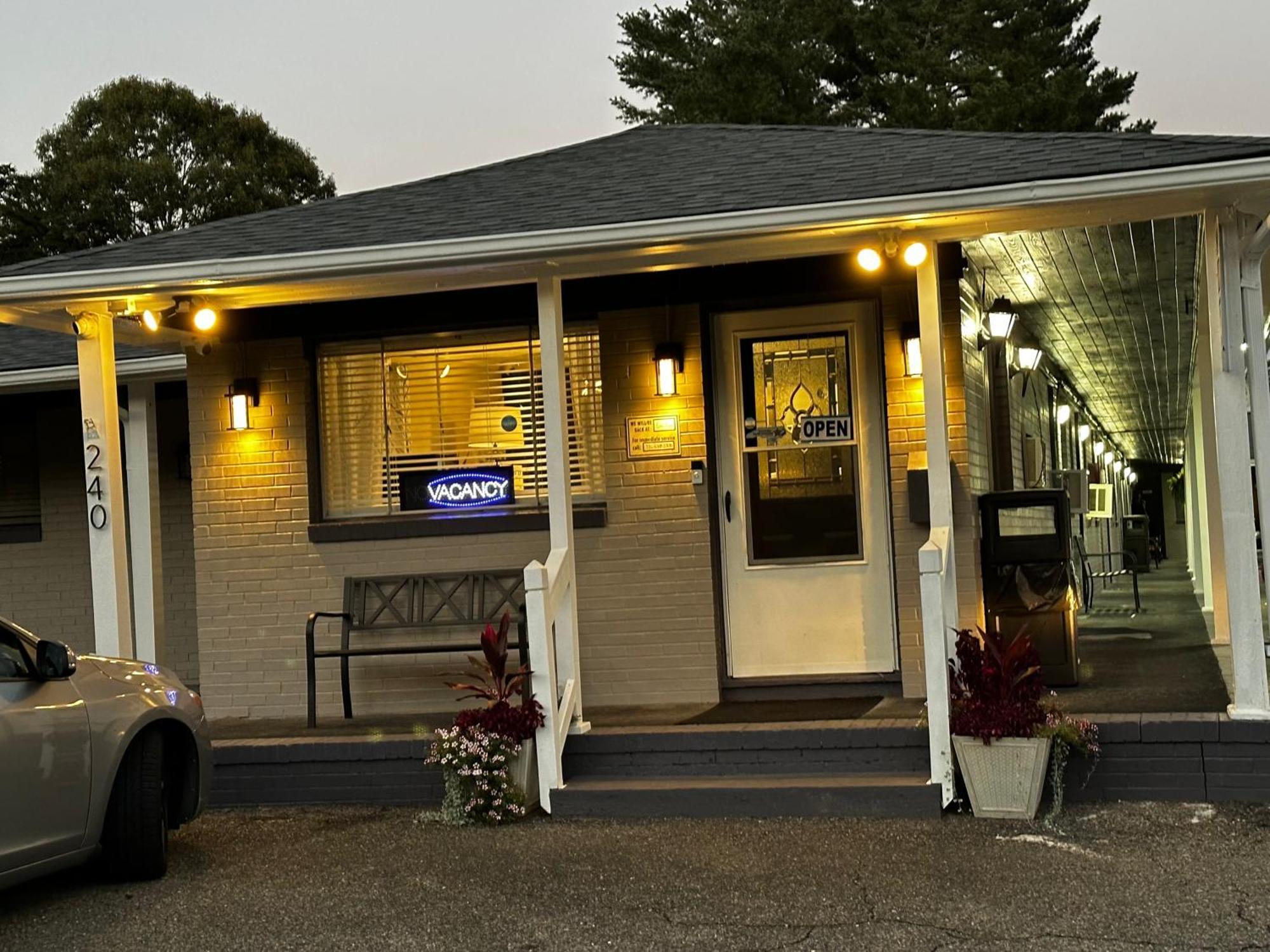 Bea'S Parkway Inn เมานท์แอรี ภายนอก รูปภาพ